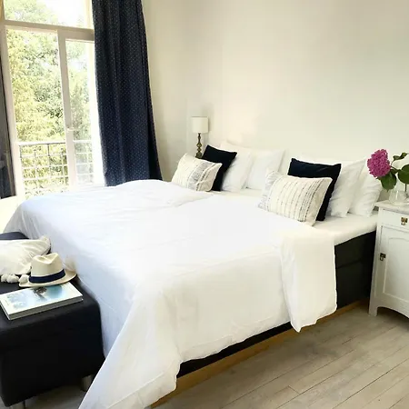 Vila 5 Bed - Sleeps 10 - Pets - Pool - Parking *