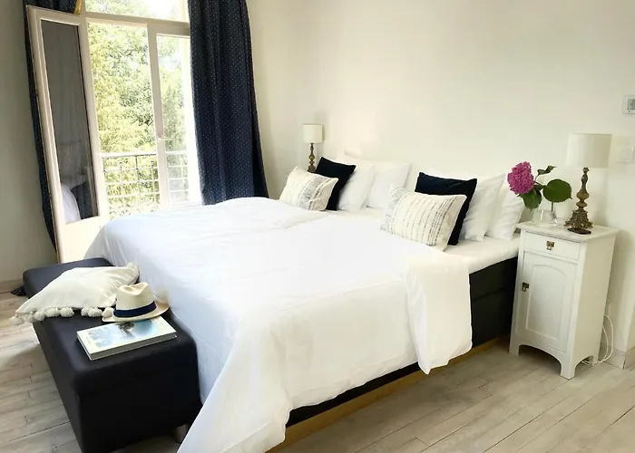 Villa 5 Bed - Sleeps 10 - Pets - Pool - Parking *