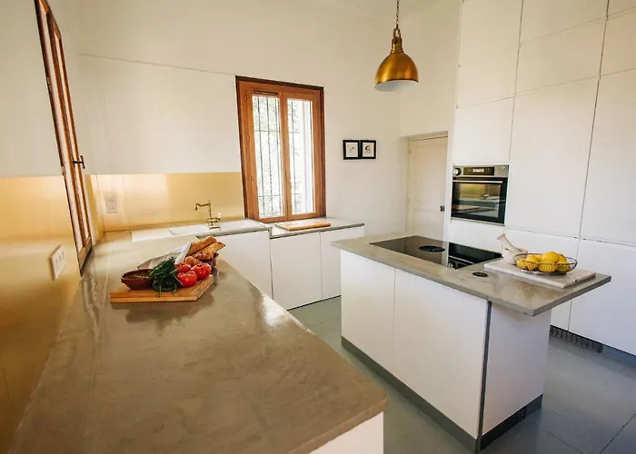 5 Bed - Sleeps 10 - Pets - Pool - Parking