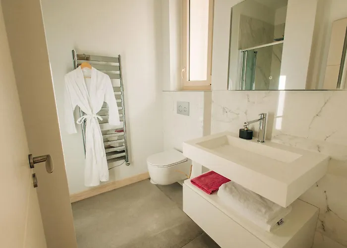 5 Bed - Sleeps 10 - Pets - Pool - Parking