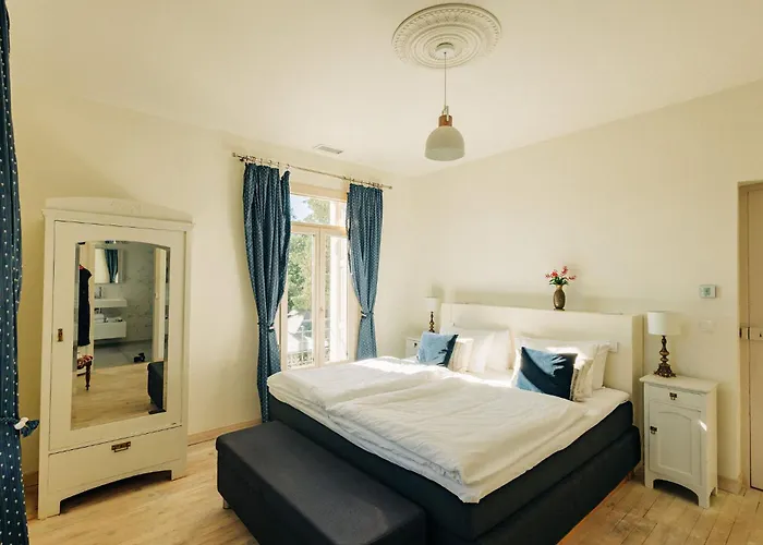 Villa 5 Bed - Sleeps 10 - Pets - Pool - Parking